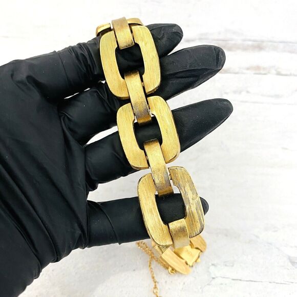 Big Bold Gold Tone Textured Square Link Bracelet Monet Vintage 1970s Sz 7.25 - Picture 7 of 8